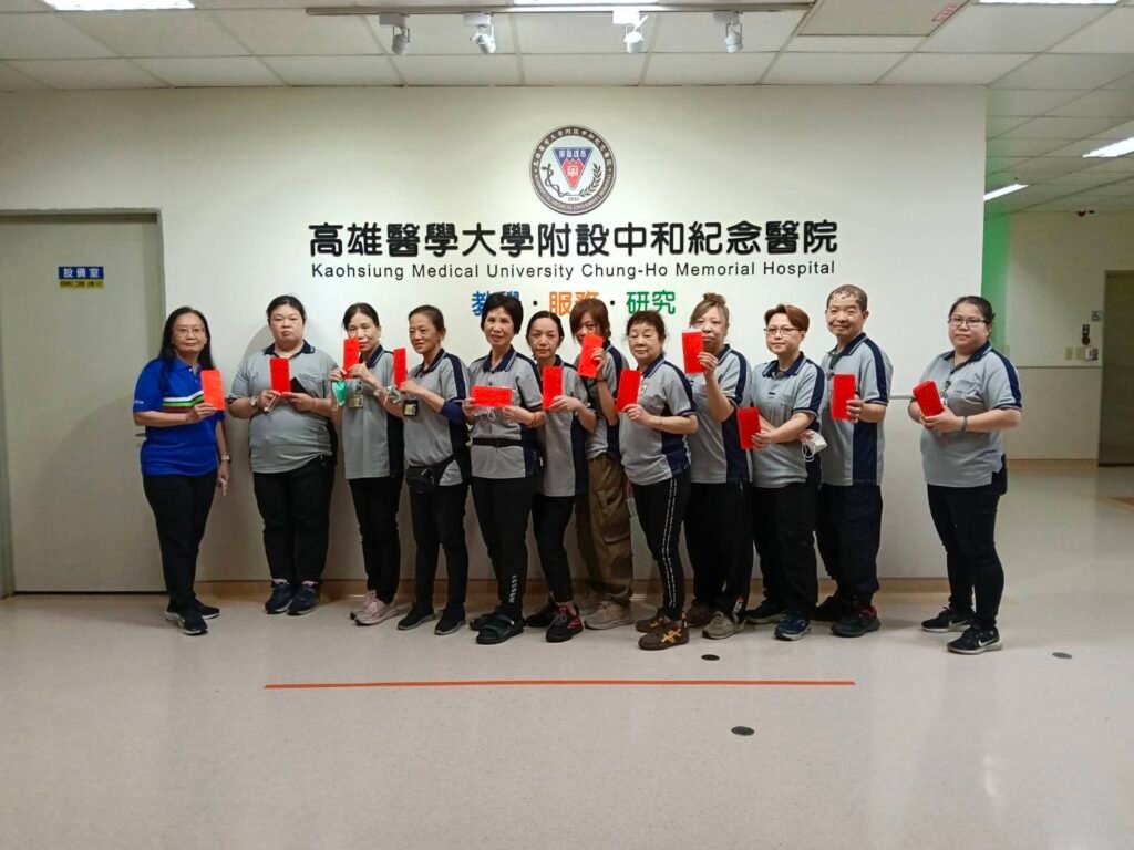 亞瑟清潔團隊在高醫病房進行環境清潔