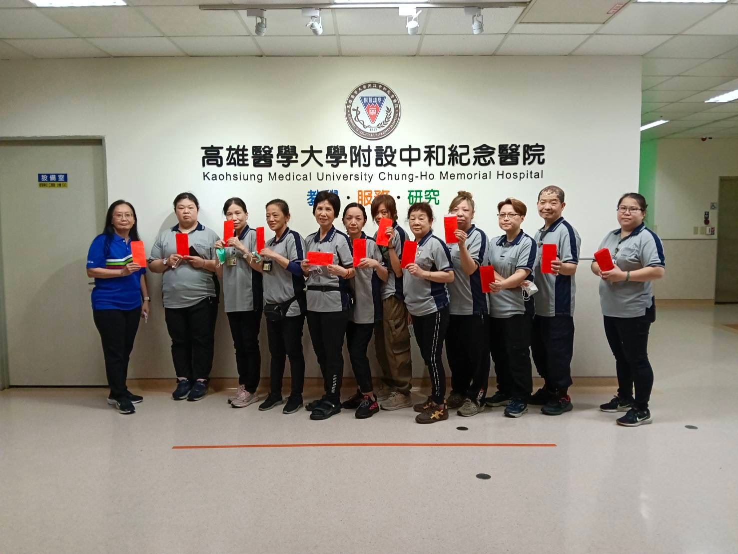 亞瑟清潔團隊在高醫病房進行環境清潔