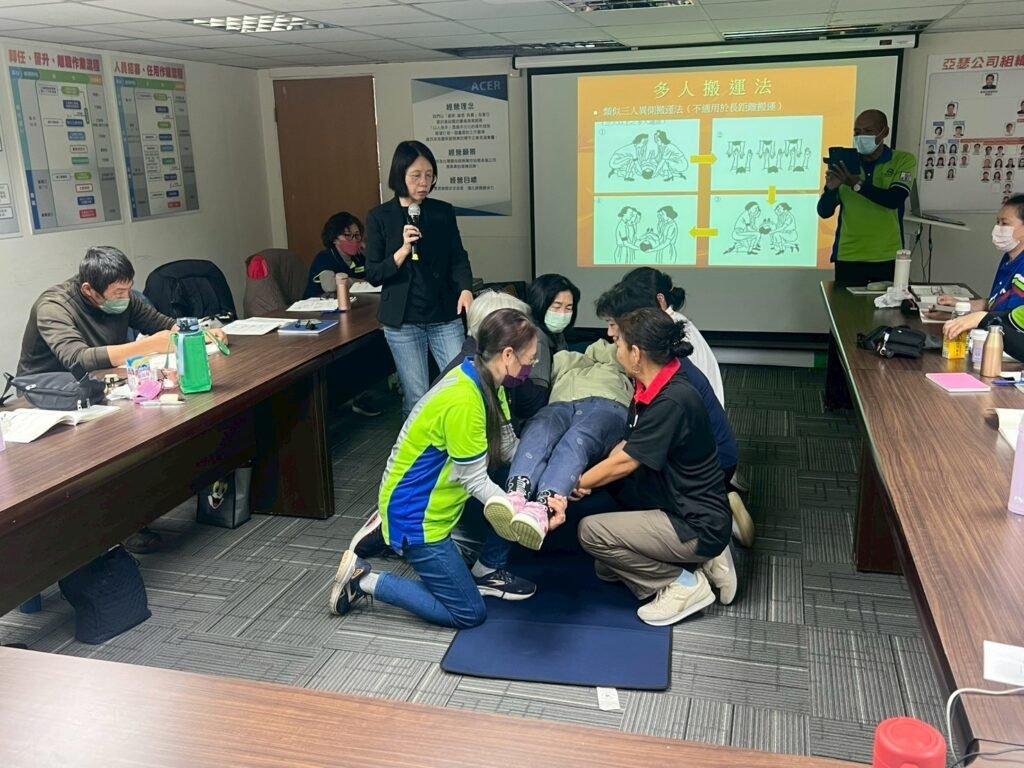 模擬在狹窄空間或樓梯間,如何平穩移置傷患